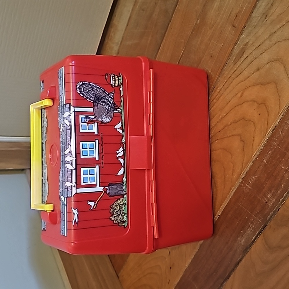 Vintage 1981 Thermos co Red Barn lunch box with cup - Picture 3 of 15